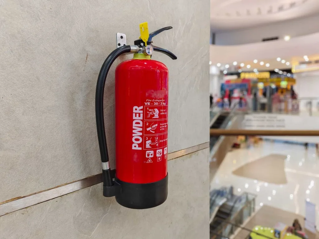 技術人員正在檢查消防設施，確保滅火器與警報系統正常運作 - 消防工程 | 消防設備安裝與智慧消防服務 | 焰控科技 - 消防工程 | 消防設備安裝與智慧消防服務 | 焰控科技