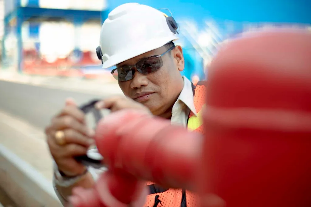 消防技師在工地現場檢查管線與控制設備 - 消防工程 | 消防設備安裝與智慧消防服務 | 焰控科技 - 消防工程 | 消防設備安裝與智慧消防服務 | 焰控科技