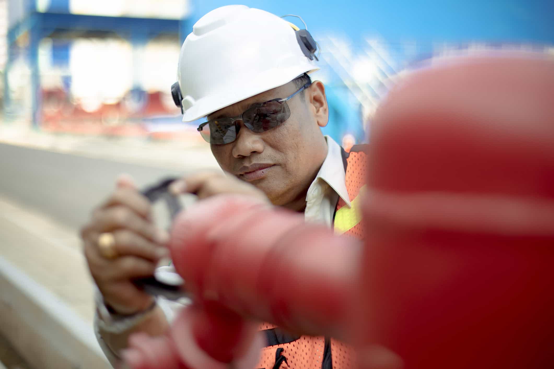 消防技師在工地現場檢查管線與控制設備 - 消防工程 | 消防設備安裝與智慧消防服務 | 焰控科技 - 消防工程 | 消防設備安裝與智慧消防服務 | 焰控科技