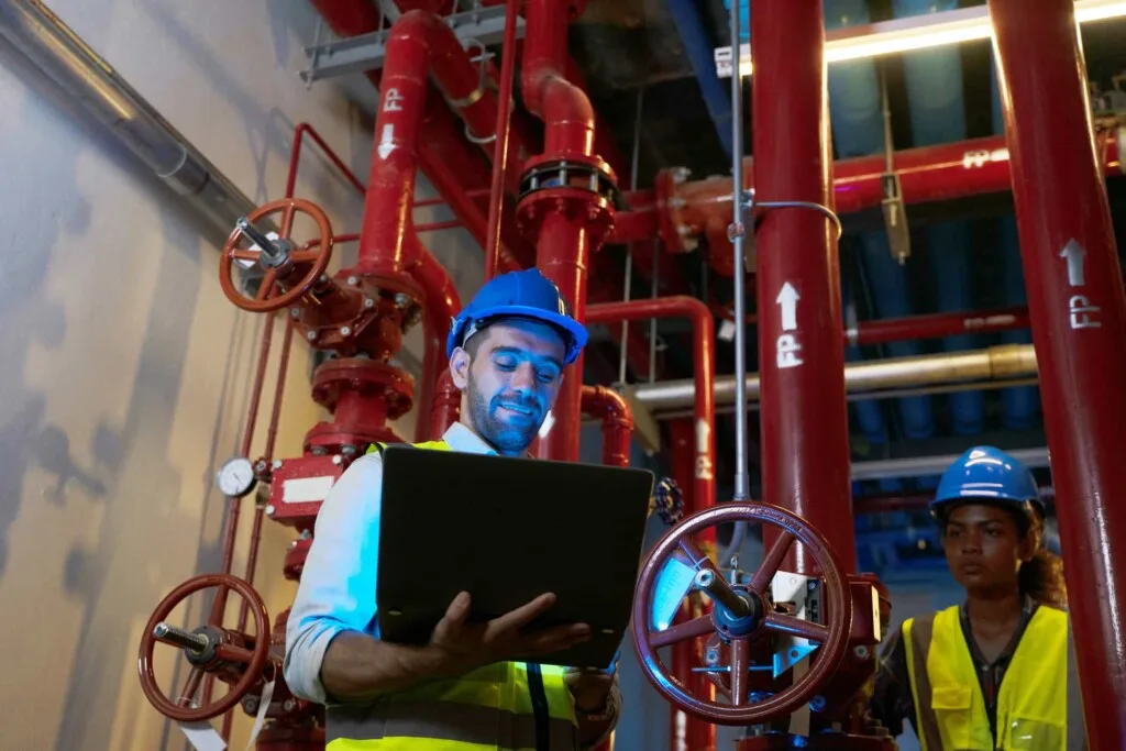 消防工程完工後必做事項與保固維護提醒 - 消防工程 | 消防設備安裝與智慧消防服務 | 焰控科技 - 消防工程 | 消防設備安裝與智慧消防服務 | 焰控科技 消防技師在完工現場檢查設備並確認申報文件 - 消防工程 | 消防設備安裝與智慧消防服務 | 焰控科技 - 消防工程 | 消防設備安裝與智慧消防服務 | 焰控科技