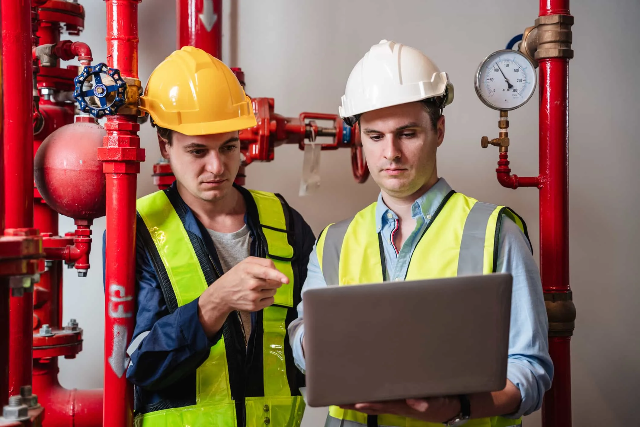 消防技師檢查設備並準備消防工程申報文件 - 消防工程 | 消防設備安裝與智慧消防服務 | 焰控科技 - 消防工程 | 消防設備安裝與智慧消防服務 | 焰控科技