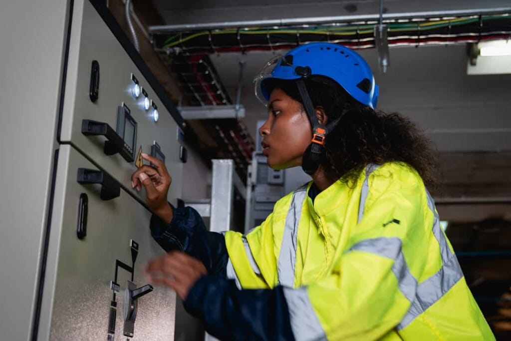 女性技師在設備間操作控制面板,進行消防工程必要的系統功能測試。 - 消防工程 | 消防設備安裝與智慧消防服務 | 焰控科技 - 消防工程 | 消防設備安裝與智慧消防服務 | 焰控科技 女性技師在設備間操作控制面板,進行消防工程必要的系統功能測試。 - 消防工程 | 消防設備安裝與智慧消防服務 | 焰控科技 - 消防工程 | 消防設備安裝與智慧消防服務 | 焰控科技