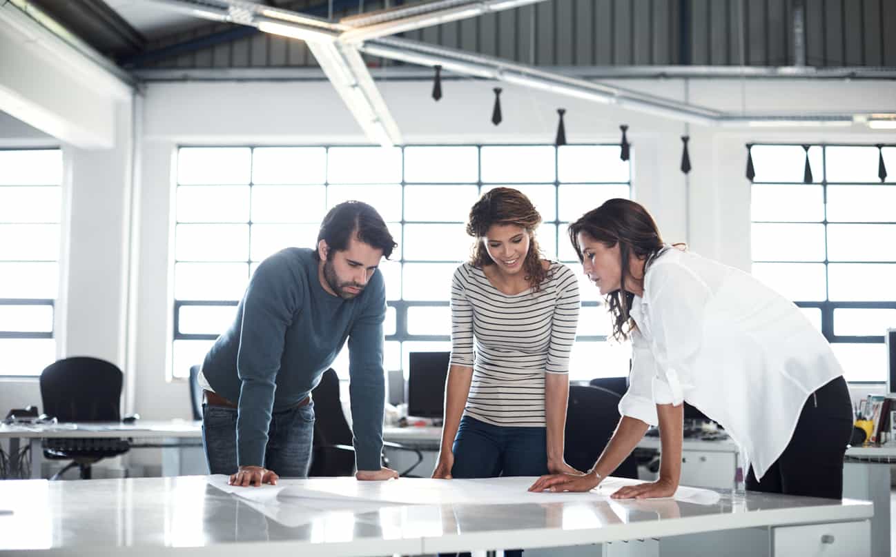 工程師團隊在辦公室共同審視消防工程圖說，協調設計細節與施工規劃。 - 消防工程 | 消防設備安裝與智慧消防服務 | 焰控科技 - 消防工程 | 消防設備安裝與智慧消防服務 | 焰控科技