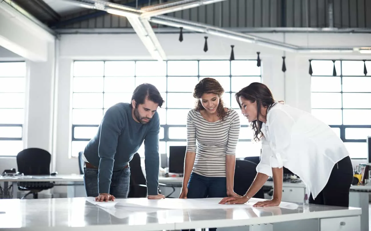 工程師團隊在辦公室共同審視消防工程圖說，協調設計細節與施工規劃。 - 消防工程 | 消防設備安裝與智慧消防服務 | 焰控科技 - 消防工程 | 消防設備安裝與智慧消防服務 | 焰控科技