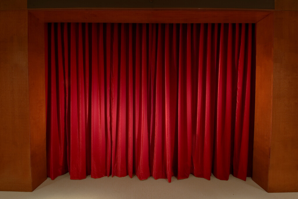 舞台上的紅色厚布簾幕展示公共空間常用的防焰布料,象徵消防工程材料在軟裝安全中的重要性。 - 消防工程 | 消防設備安裝與智慧消防服務 | 焰控科技 - 消防工程 | 消防設備安裝與智慧消防服務 | 焰控科技 舞台上的紅色厚布簾幕展示公共空間常用的防焰布料,象徵消防工程材料在軟裝安全中的重要性。 - 消防工程 | 消防設備安裝與智慧消防服務 | 焰控科技 - 消防工程 | 消防設備安裝與智慧消防服務 | 焰控科技
